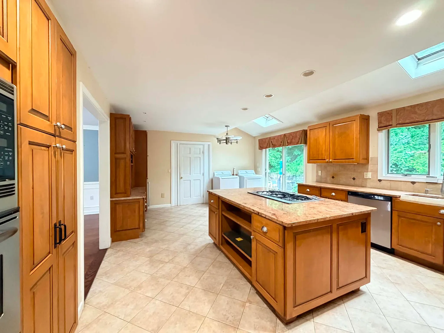3 bed, 2.5 bath, 3958 sqft, $3,400 — Photo 4