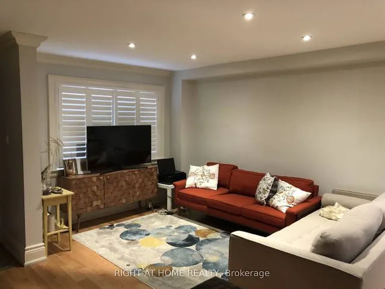 43 Bowie Ave — Photo 2