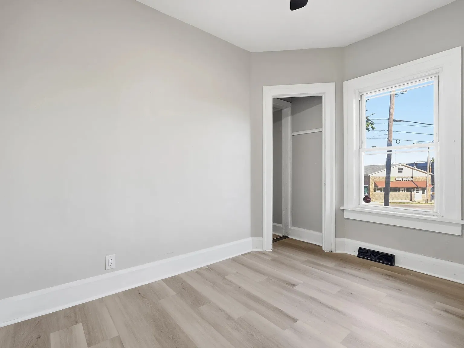 3 bed, 1100 sqft, $1,350 — Photo 4