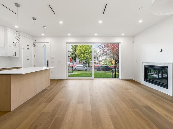 5th image of 950 W 17th Ave #1