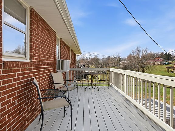 3rd image of 5765 Riner Dr