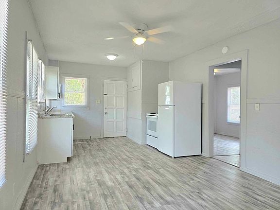 5th image of 2223 Everett St