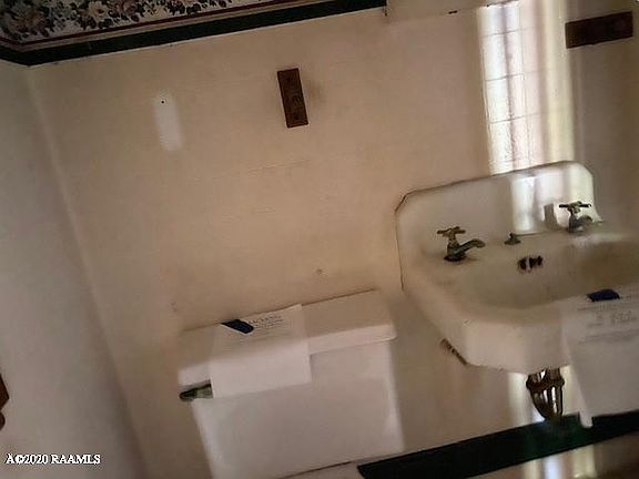 4th image of 604 Charles St