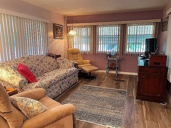 5th image of 103 Holly Dr