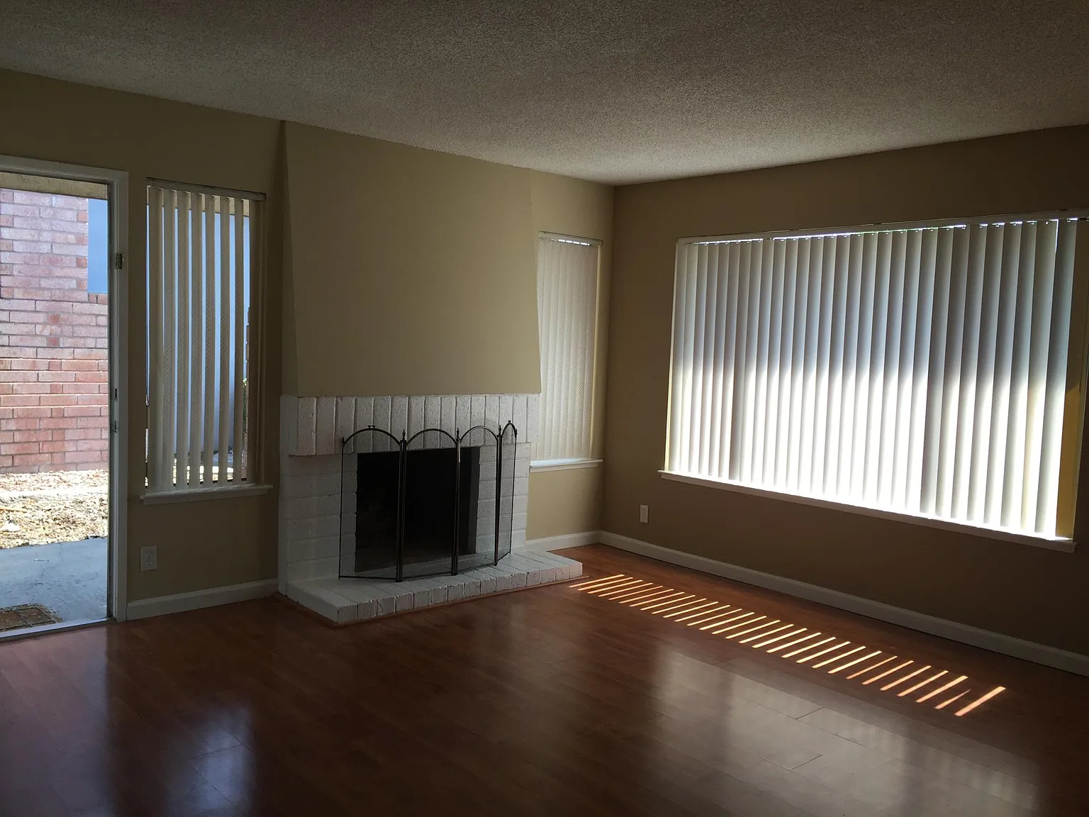 3 bed, 1286 sqft, $4,400 — Photo 2