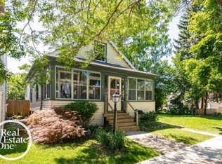 1131 Wayburn St, Grosse Pointe Park, MI 48230