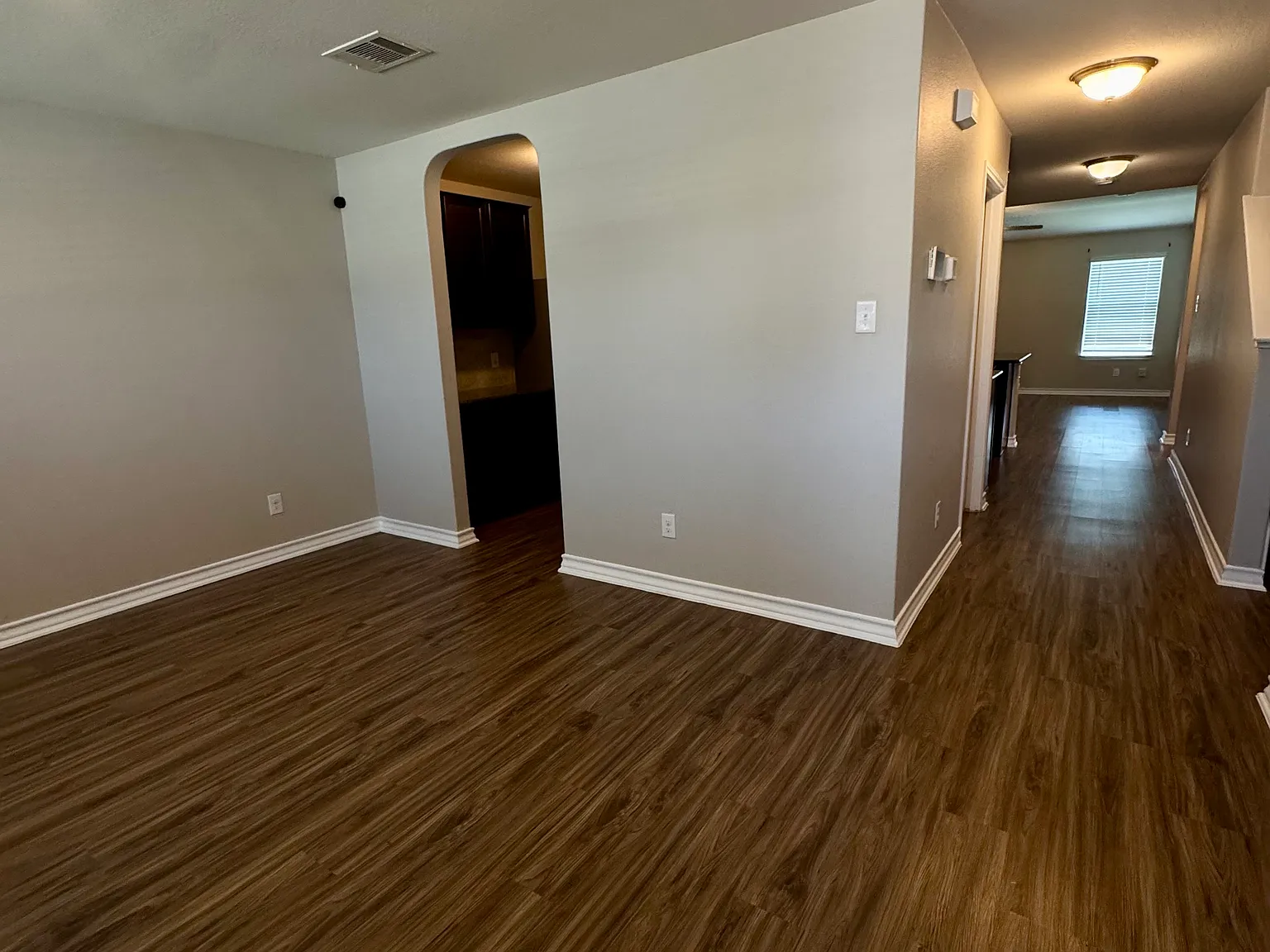 5 bed, 2.5 bath, 2600 sqft, $2,500 — Photo 2