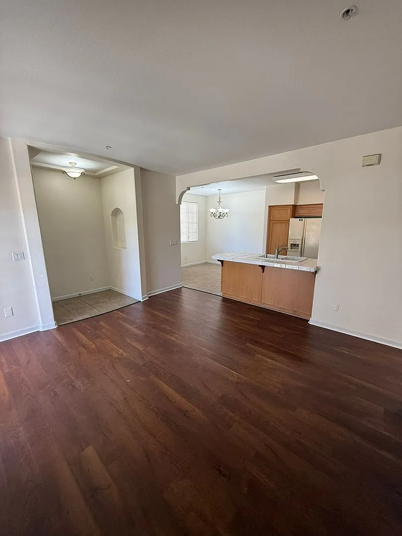 3 Bedroom Luxury Condo in Sunrise Hills — Photo 2