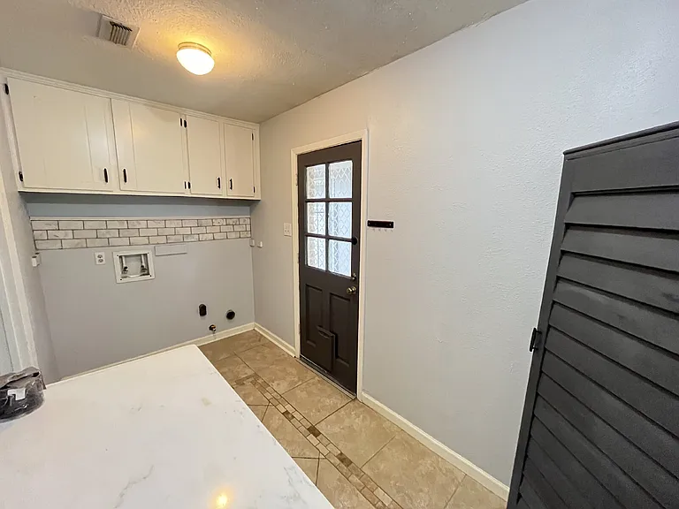 2919 Holly Green Dr — Photo 3