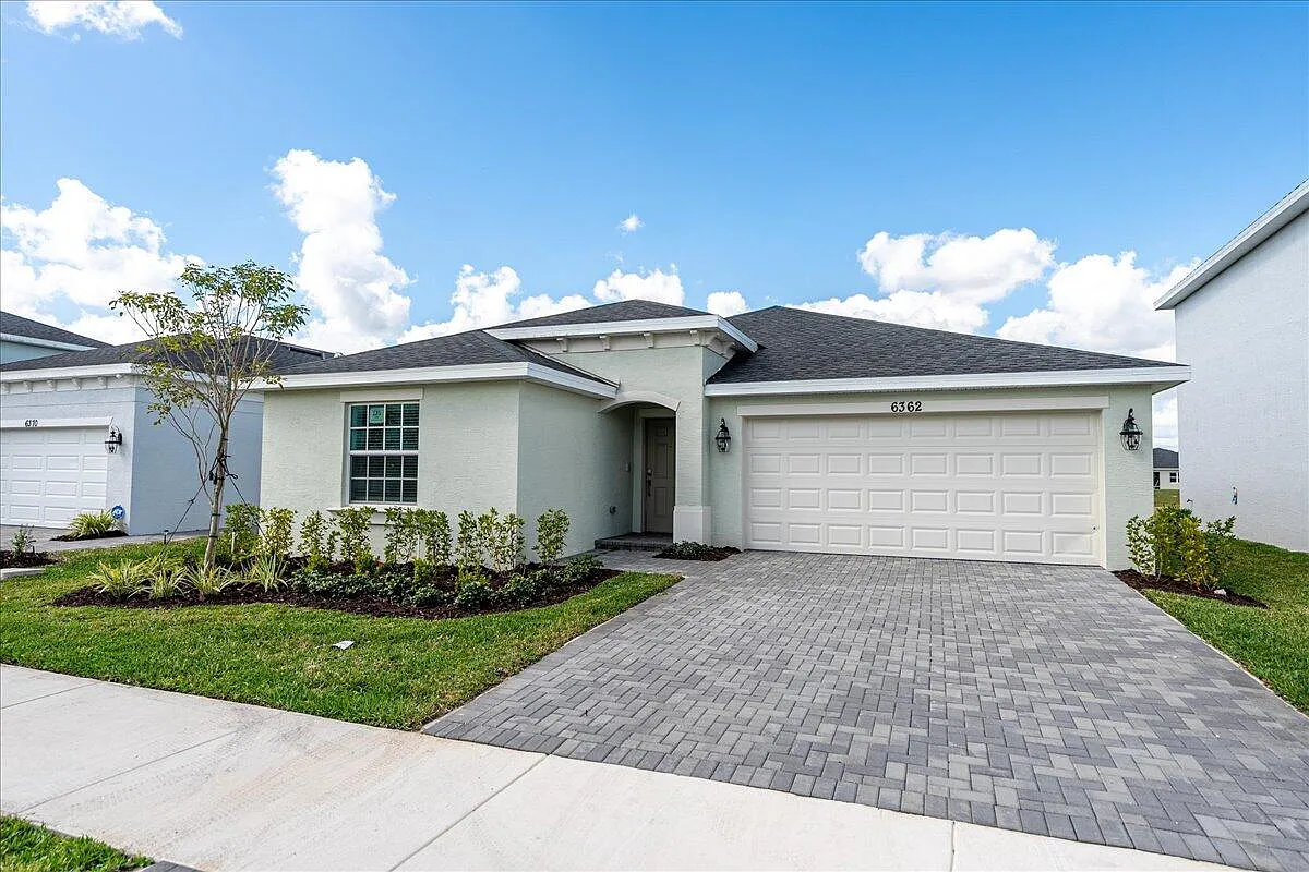 4 bed, 2.0 bath, 2474 sqft, $3,000 — Photo 2