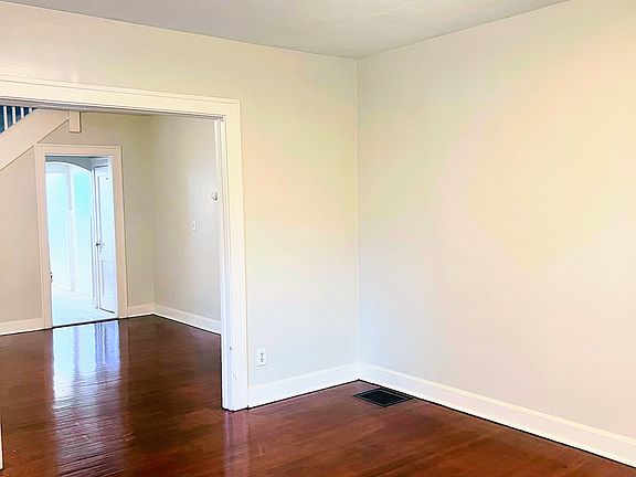 3rd image of 607 N Oxford St