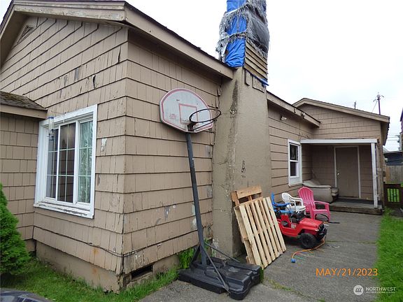 2nd image of 1020 W Heron Street