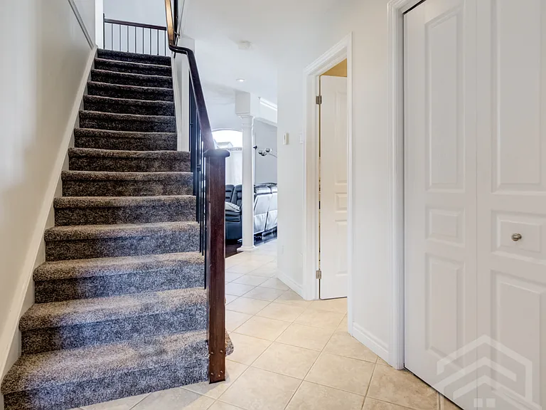 739 Frontenac Cres — Photo 4