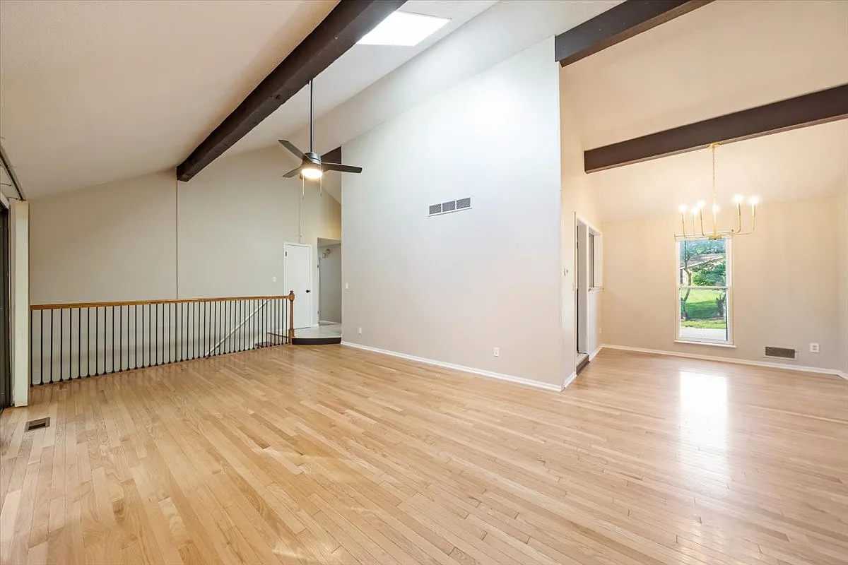 3 bed, 1639 sqft, $2,200 — Photo 3