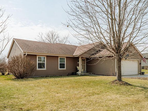 3rd image of 416 Pleasant STREET