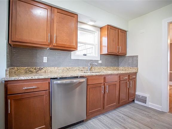4th image of 25330 Chatworth Dr
