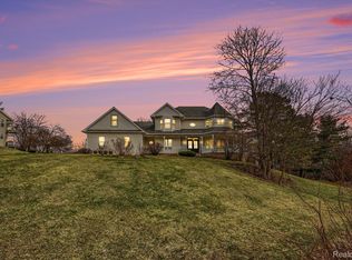 962 Hidden Valley Dr, Lake Orion, MI 48362