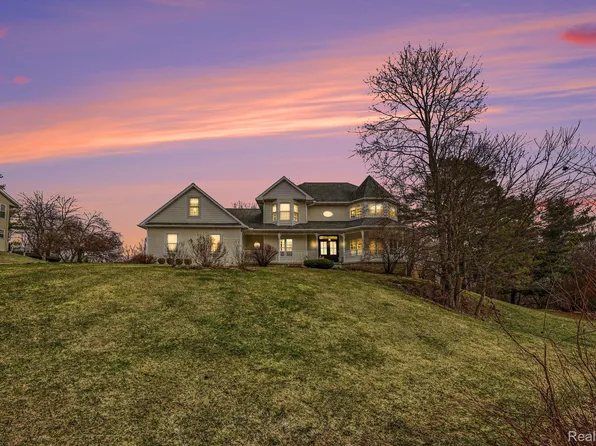 962 Hidden Valley Dr, Lake Orion, MI 48362