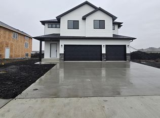 5874 Ellis Dr W, West Fargo, ND