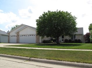 11222 Yarby Ln, Machesney Park, IL 61115