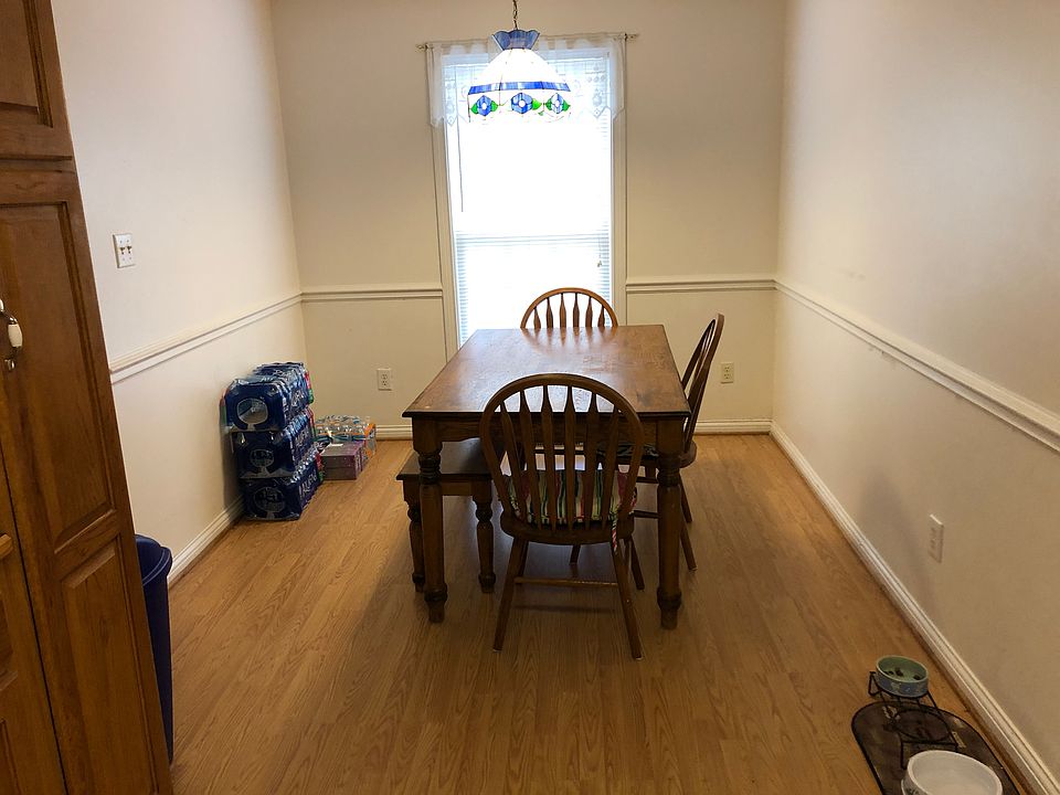 Eat-in dining area.