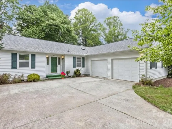 7 Teaneck Cir, Hendersonville, NC 28791