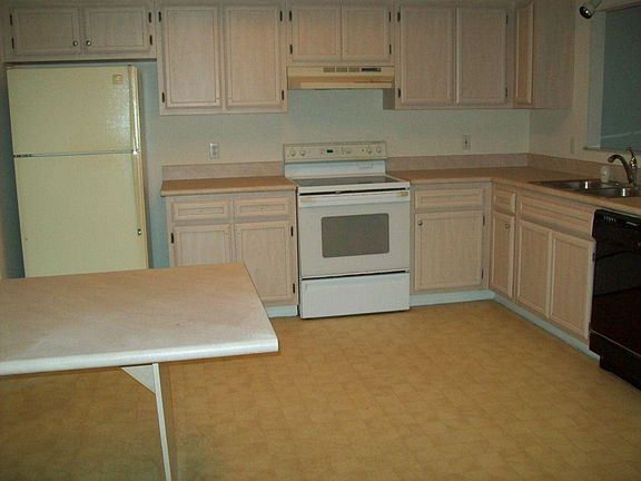 4th image of 398 NW Rebecca Av Avenue