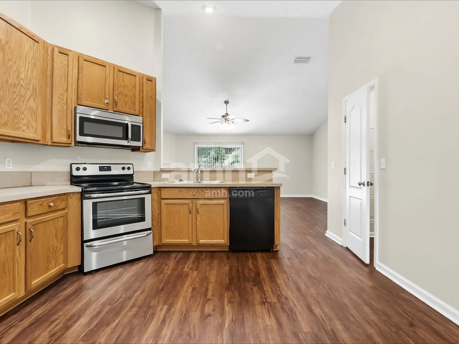 3 bed, 2.0 bath, 1932 sqft, $2,035 — Photo 4