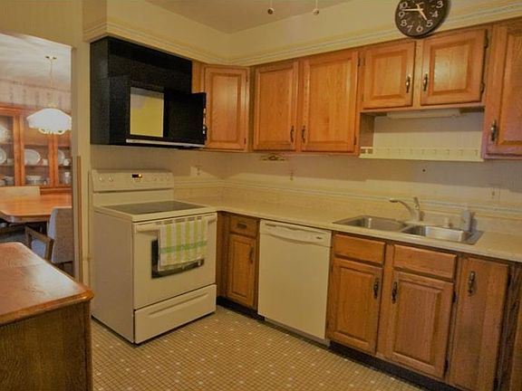 3rd image of 1045 Cranston Dr