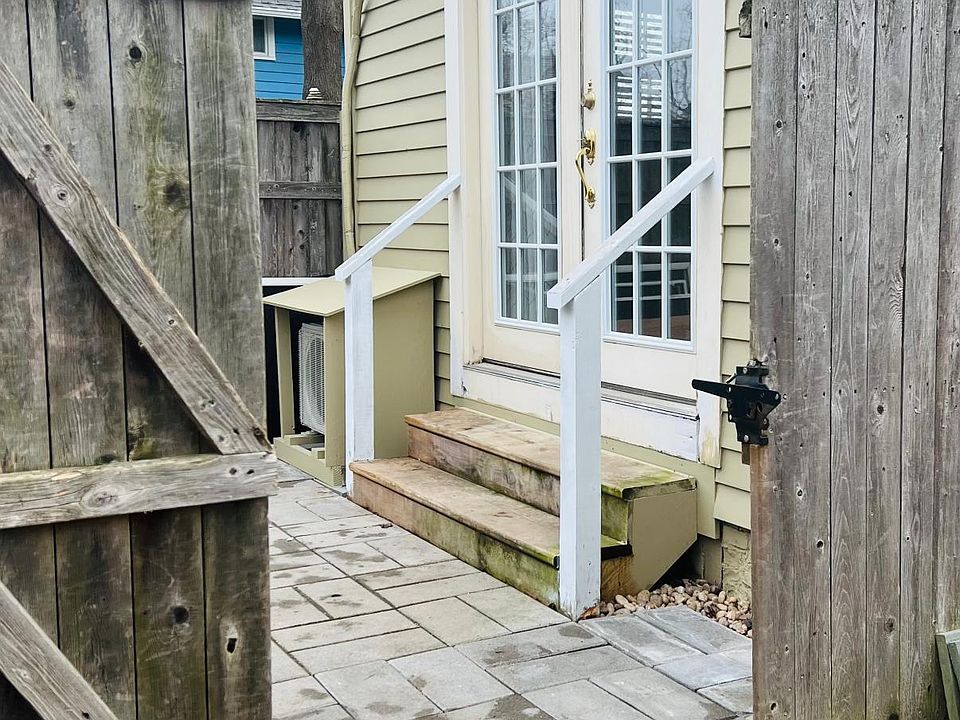 Private Entry down driveway to back of main house -owner occupied.