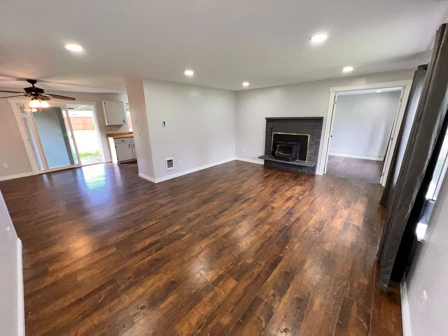 Charming Rambler- 3bd 1bath Includes Den and Huge Fully Fenced Backyard — Photo 2