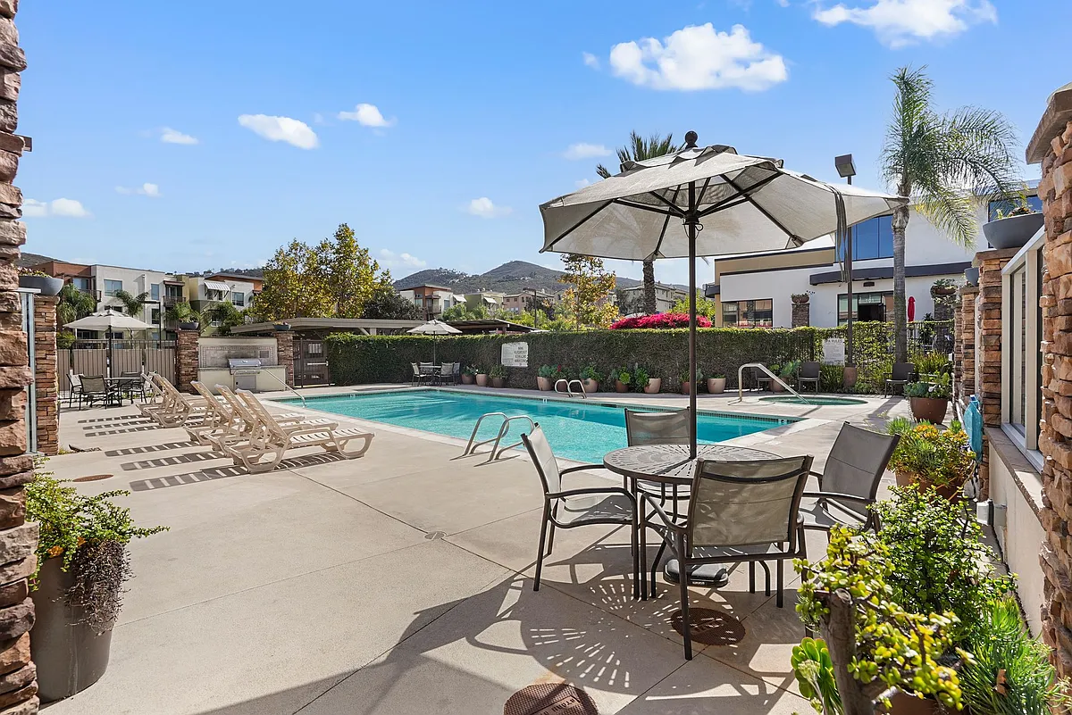 Pool 7 BBQ - Crest 850
