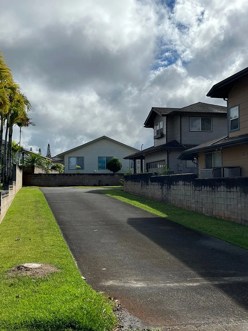Mililani Mauka - 3 bedrooms, 2 bath House with Garage - Avail 9/8/26 — Photo 2