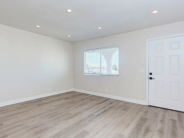 471 Jefferson Blvd — Photo 15