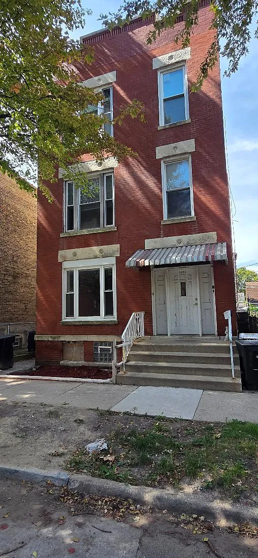 2 bed, 1200 sqft, $1,900 — Photo 1