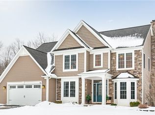 26 Crowne Pointe Dr, Penfield, NY 14526