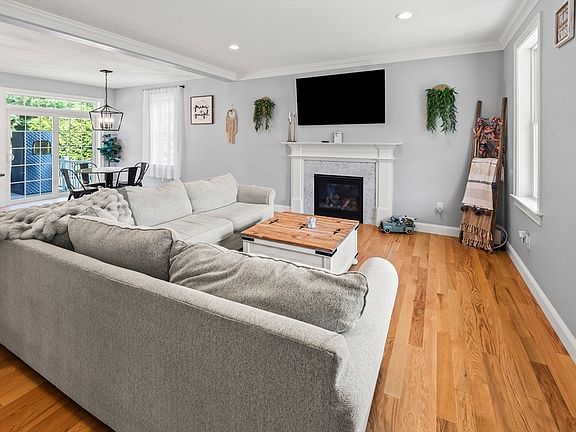 5th image of 25 Cobblestone Ln