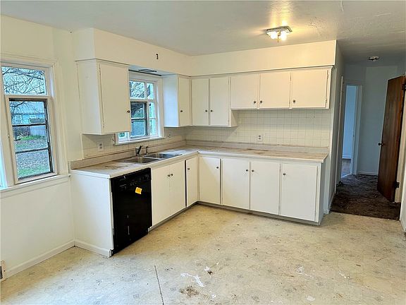 4th image of 390 S Crescent Dr