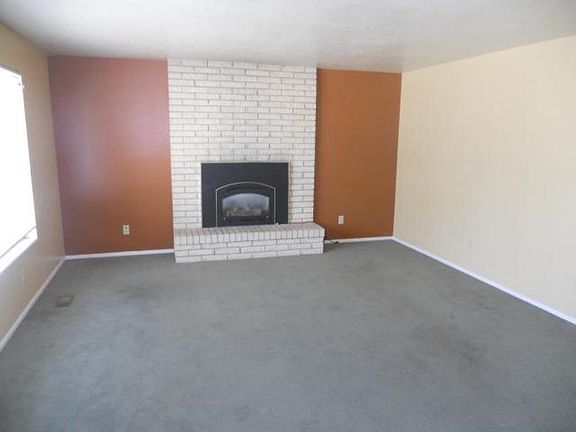 4th image of 868 Douglas Dr