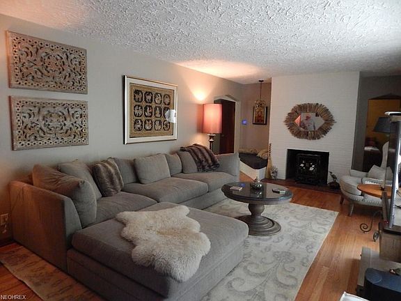4th image of 374 Nob Hill Dr