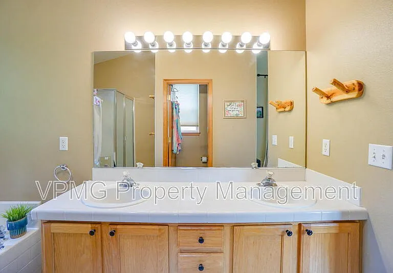 1204 NE 89th Ave — Photo 31