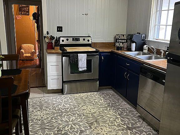 Kitchen with stainless appli