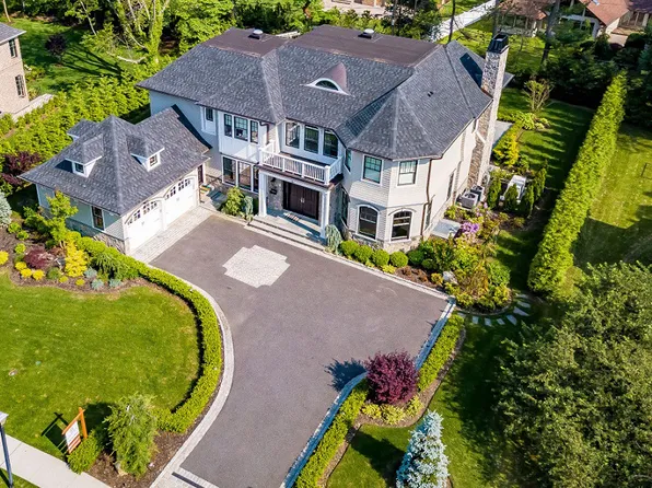 28 Clover Ln, Roslyn Heights, NY 11577