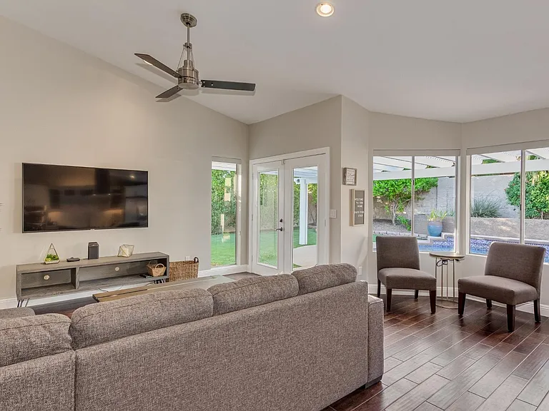 6218 E Waltann Ln — Photo 9