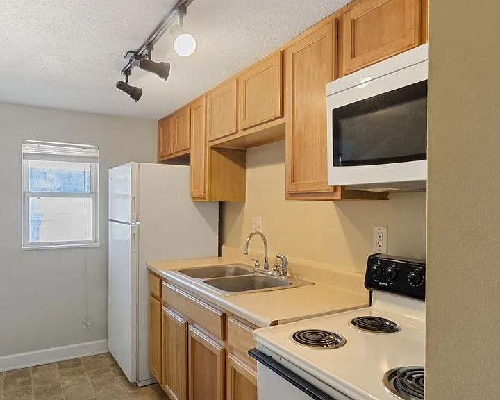Balsam Avenue Apartments - The Courts — Photo 52