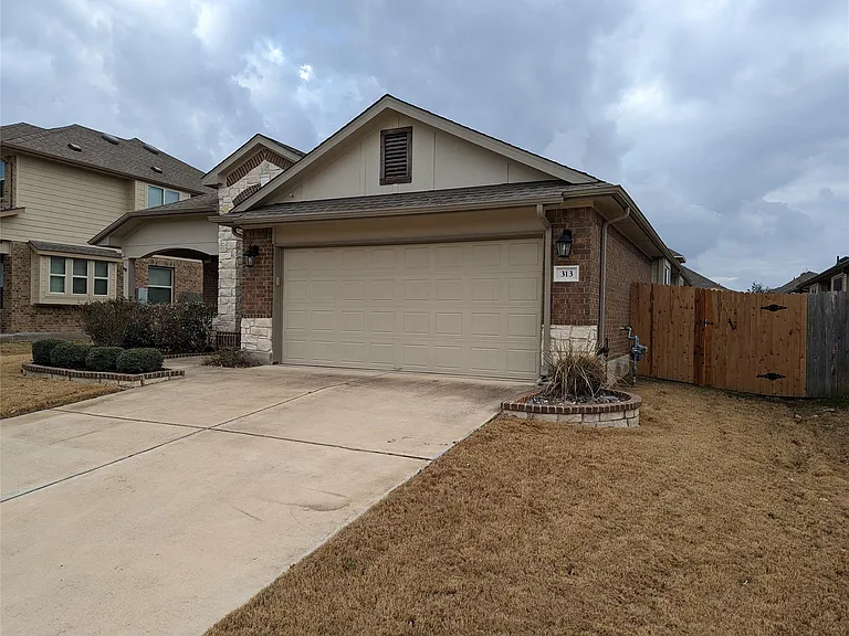 313 Summer Pointe Dr — Photo 3