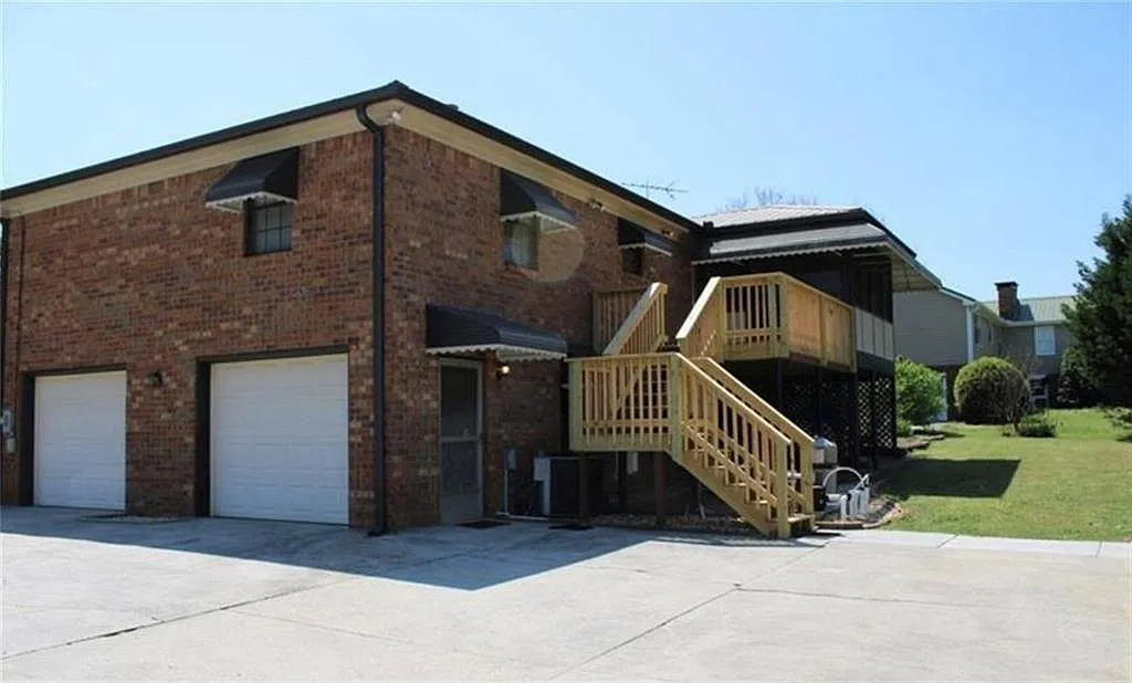 4 bed, 3.0 bath, 2600 sqft, $2,600 — Photo 2