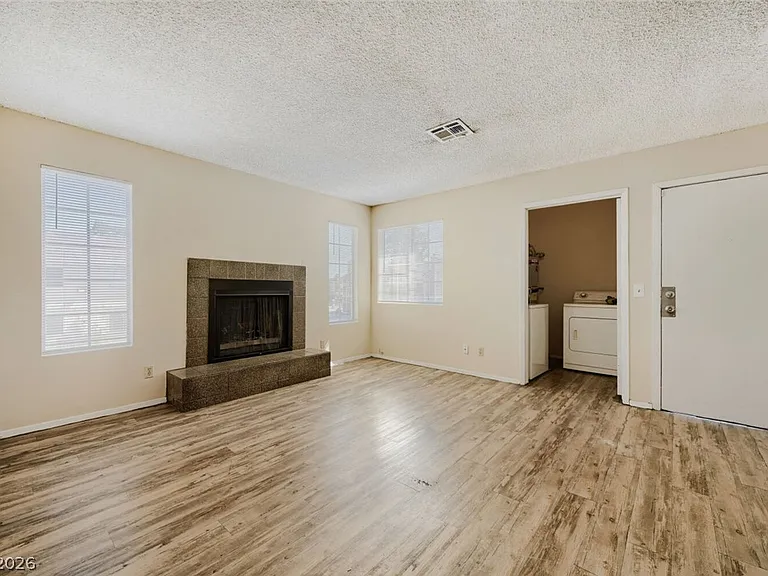 2745 Jennydiane Dr #D — Photo 16