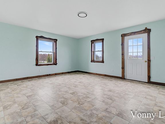 4th image of 950 W 40th St