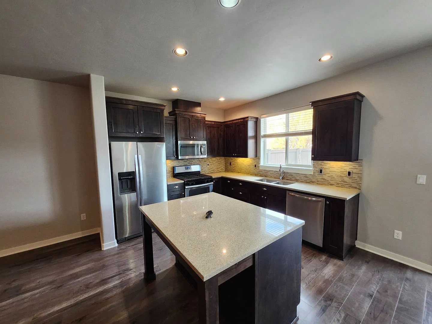 Beautiful 3 Bed/2.5 Bath Pahlisch Townhome with Fully Fenced Backyard — Photo 2